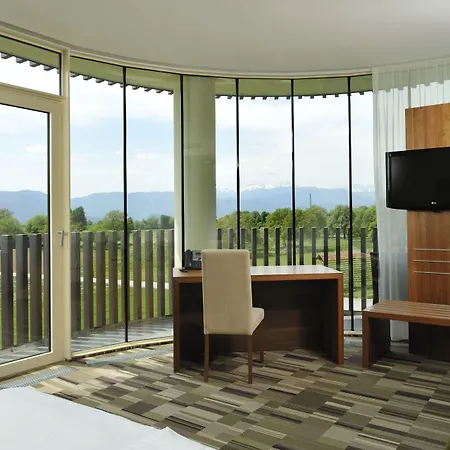 Hotel Lambergh Chateau & 4*