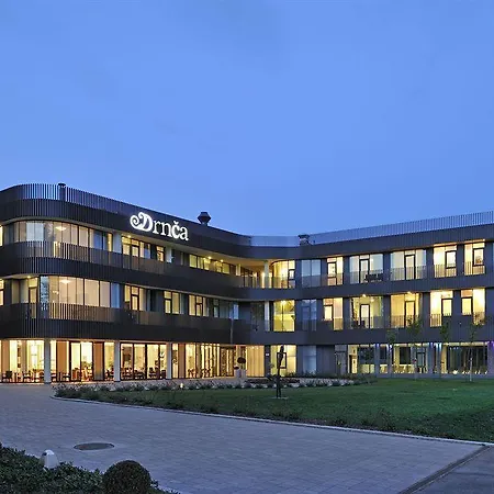 Lambergh Chateau & فندق