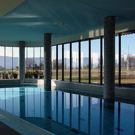 فندق Lambergh Chateau & 4*