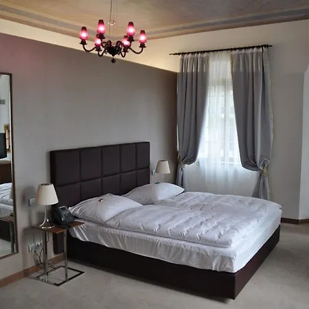 Hotel Lambergh Chateau & 4*